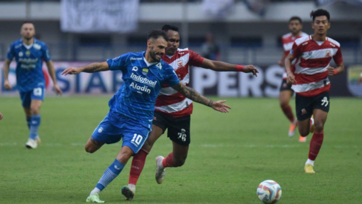 Pemain asing Persib Bandung, Tyronne del Pino saat menghadapi Madura United pada lanjutan laga perdana Liga 1 2023/2024 di Stadion Gelora Bandung, Lautan Api, Bandung, Jawa Barat, Minggu (2/7/2023)