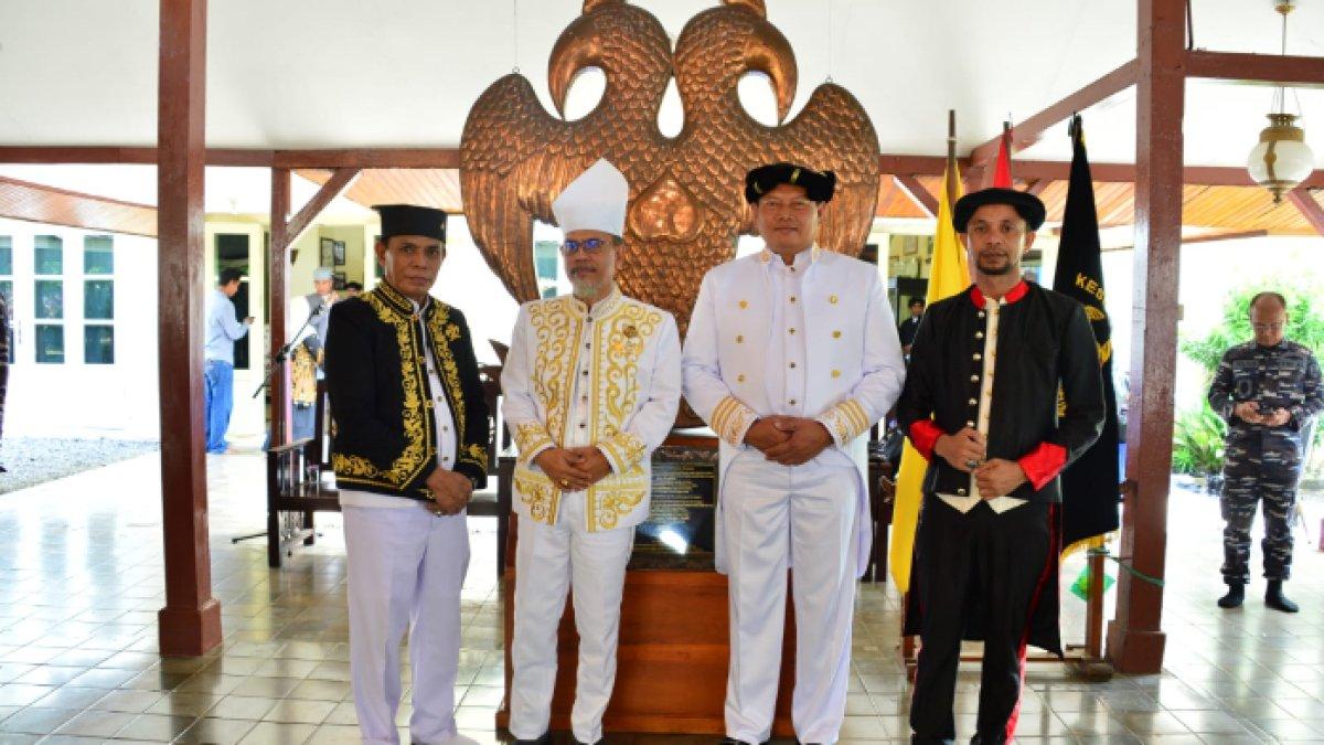 Panglima TNI TNI Yudo Margono menerima penganugerahan gelar kehormatan “Sangaji Ori Ma Ahi Malamo” Gelar Adat Kesultanan Ternate diraung Foris Lamo Kadaton Sultan Ternate, Maluku Utara, Jumat (25/11/2022).